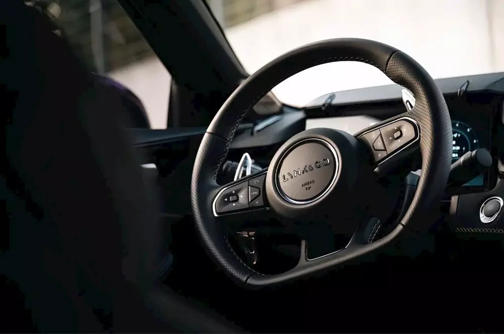 Vô lăng vát đáy của Lynk & Co 03