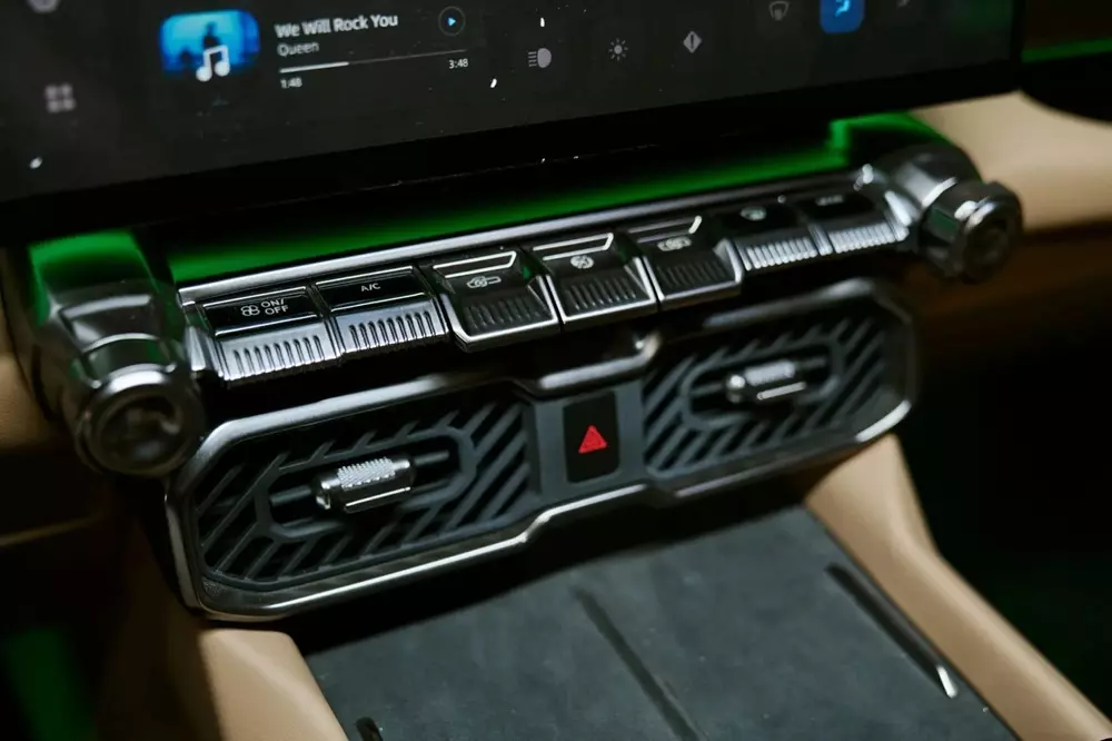 Các nút điều khiển vật lý bên trong Chery KP31 