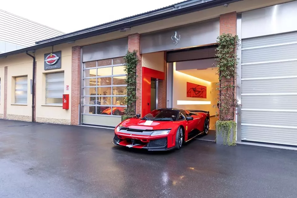 Lâm Chí Dĩnh là fan cuồng của Ferrari Lâm Chí Dĩnh là fan cuồng của Ferrari