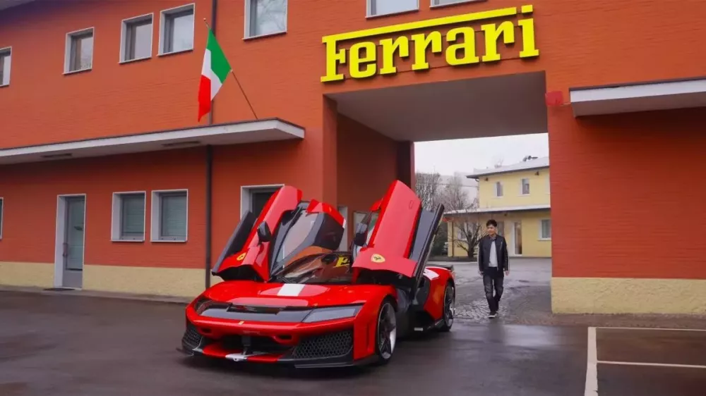 Lâm Chí Dĩnh nhận xe tại Maranello, Ý Lâm Chí Dĩnh nhận xe tại Maranello, Ý