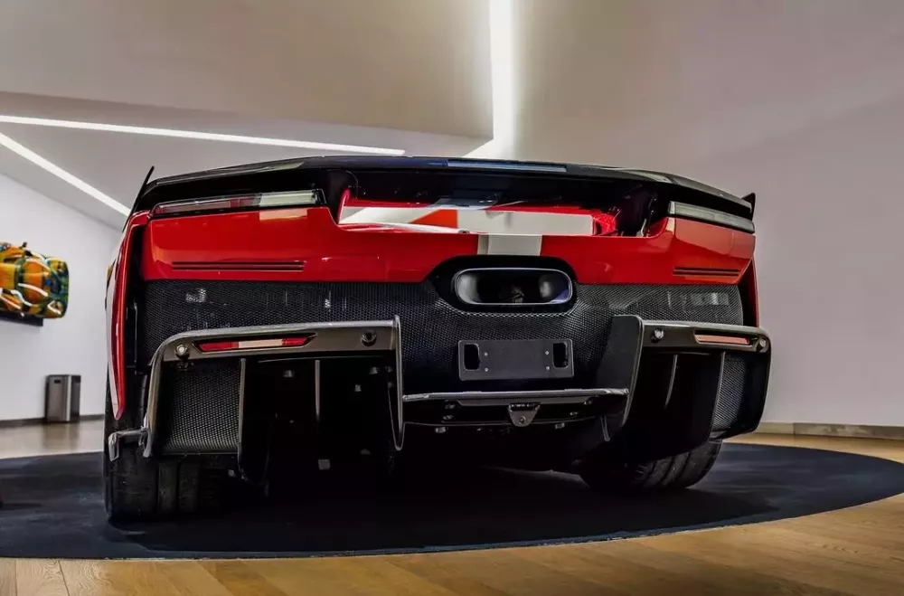 Ferrari F80 của Lâm Chí Dĩnh có những chi tiết carbon trần Ferrari F80 của Lâm Chí Dĩnh có những chi tiết carbon trần