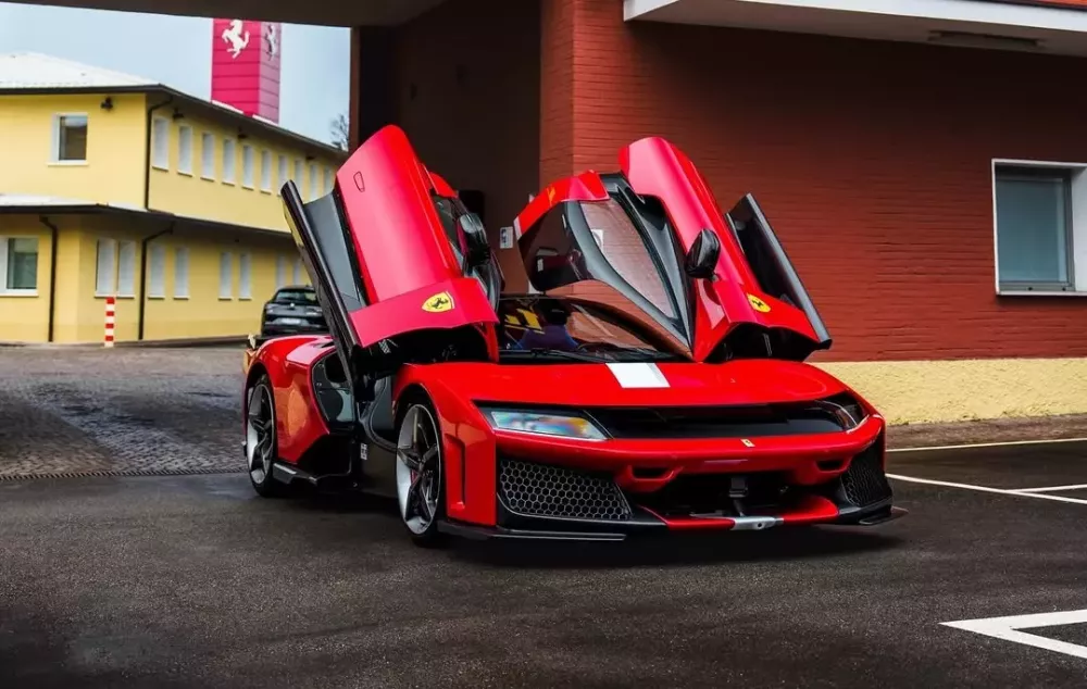 Ferrari F80 của Lâm Chí Dĩnh được sơn màu đỏ Ferrari F80 của Lâm Chí Dĩnh được sơn màu đỏ
