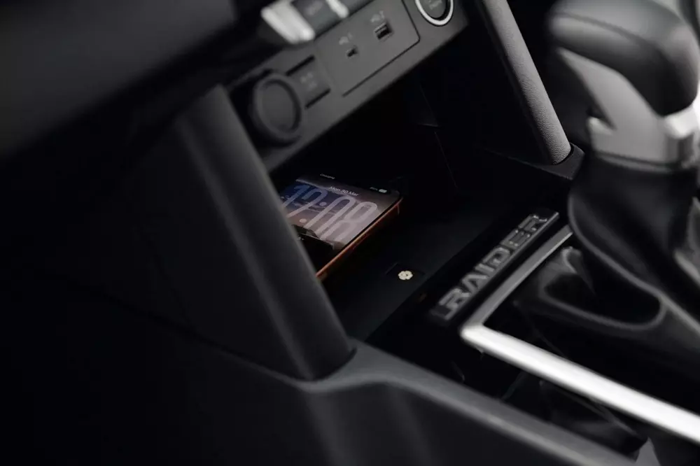 Mitsubishi Triton Raider được trang bị sạc không dây Mitsubishi Triton Raider được trang bị sạc không dây