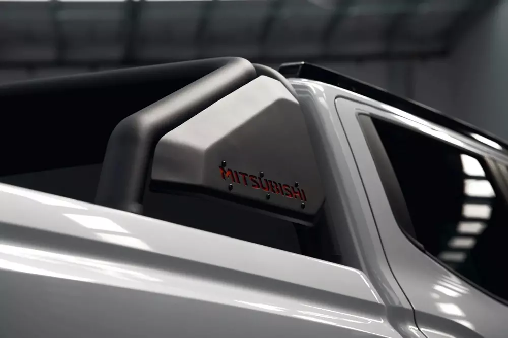 Mitsubishi Triton Raider được trang bị thanh thể thao phía sau với dòng chữ Mitsubishi màu đỏ Mitsubishi Triton Raider được trang bị thanh thể thao phía sau với dòng chữ Mitsubishi màu đỏ