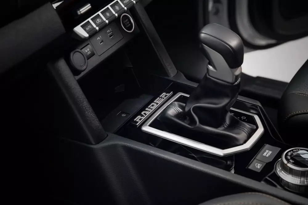 Chữ Raider trên cụm điều khiển trung tâm của Mitsubishi Triton Raider Chữ Raider trên cụm điều khiển trung tâm của Mitsubishi Triton Raider