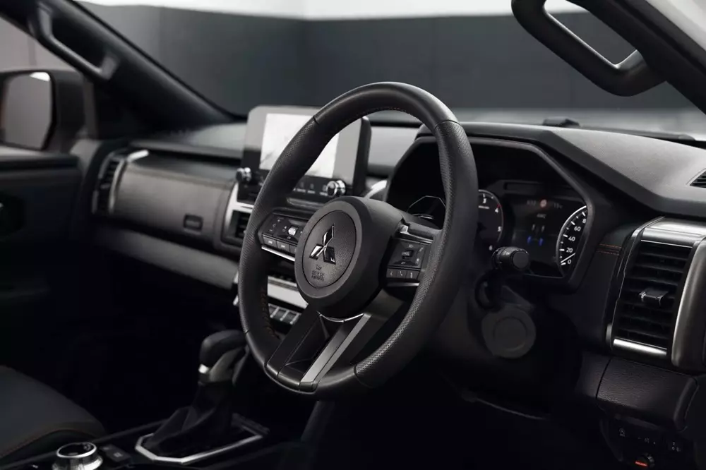Mitsubishi Triton Raider được trang bị vô lăng đa chức năng Mitsubishi Triton Raider được trang bị vô lăng đa chức năng
