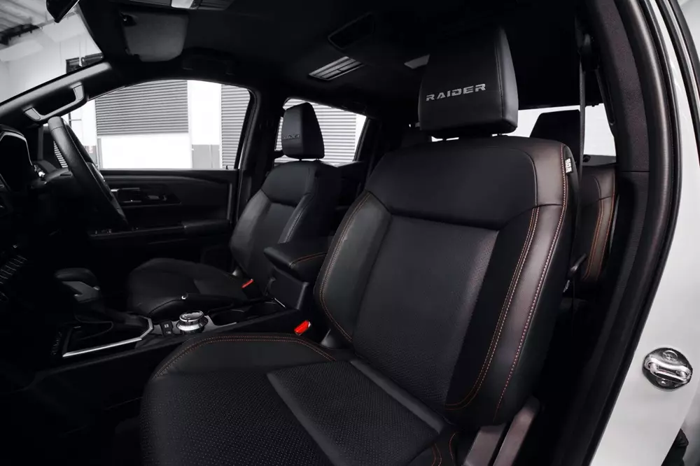 Chữ Raider trên tựa đầu ghế trước của Mitsubishi Triton Raider Chữ Raider trên tựa đầu ghế trước của Mitsubishi Triton Raider