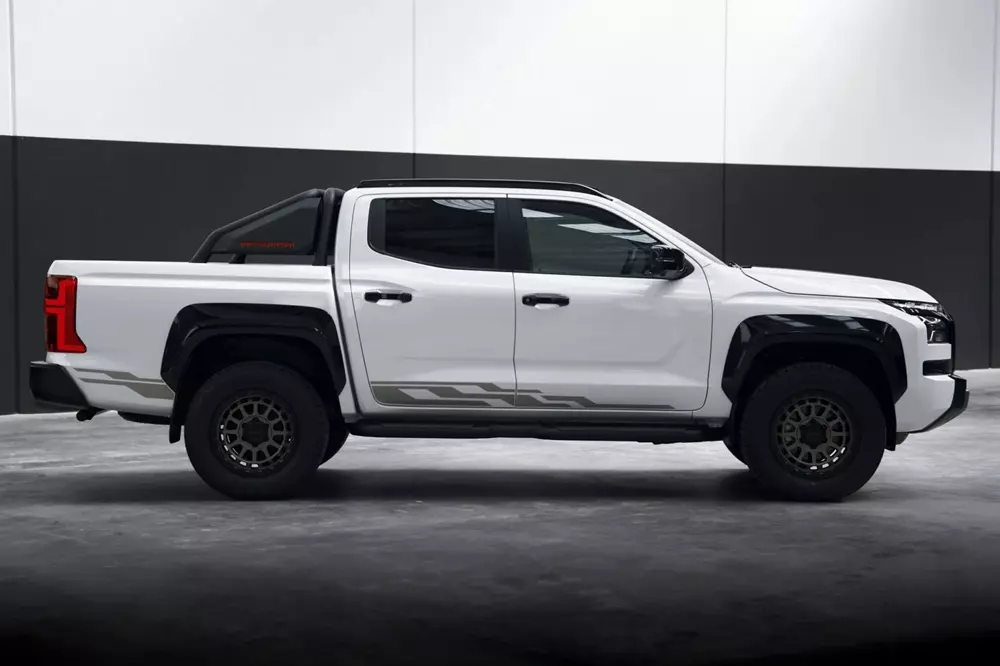 Mitsubishi Triton Raider nhìn từ bên sườn Mitsubishi Triton Raider nhìn từ bên sườn