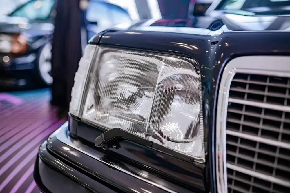 Đèn pha của Mercedes-Benz W124 E 500 đi kèm cần gạt Đèn pha của Mercedes-Benz W124 E 500 đi kèm cần gạt