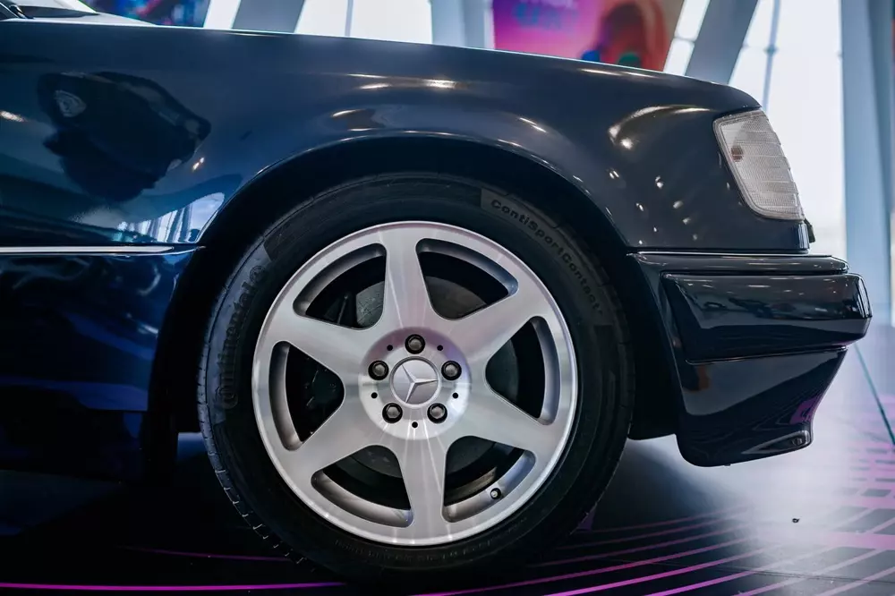 Mâm 17 inch với thiết kế 6 chấu của Mercedes-Benz W124 E 500 Mâm 17 inch với thiết kế 6 chấu của Mercedes-Benz W124 E 500