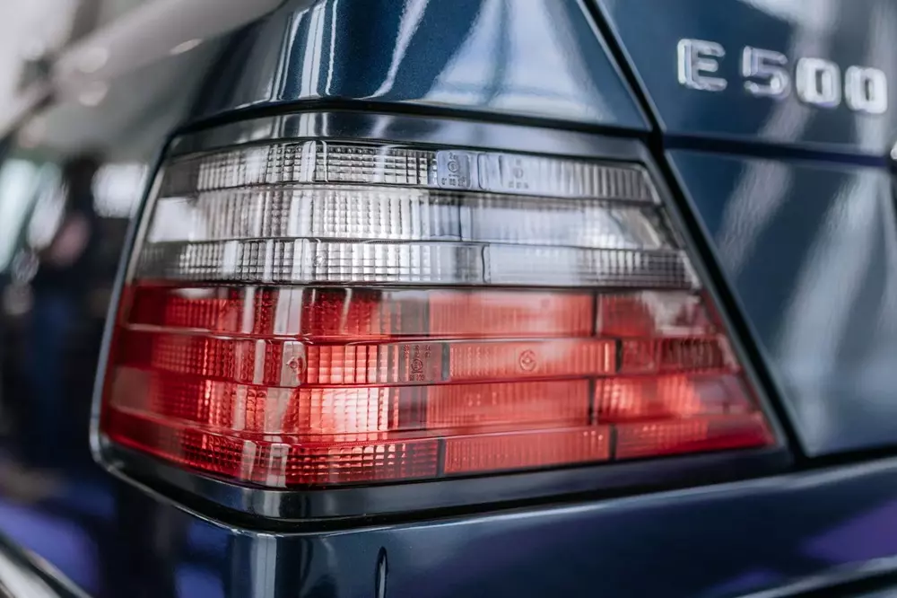 Mercedes-Benz W124 E 500 còn được Porsche tinh chỉnh khung gầm và hệ thống treo Mercedes-Benz W124 E 500 còn được Porsche tinh chỉnh khung gầm và hệ thống treo