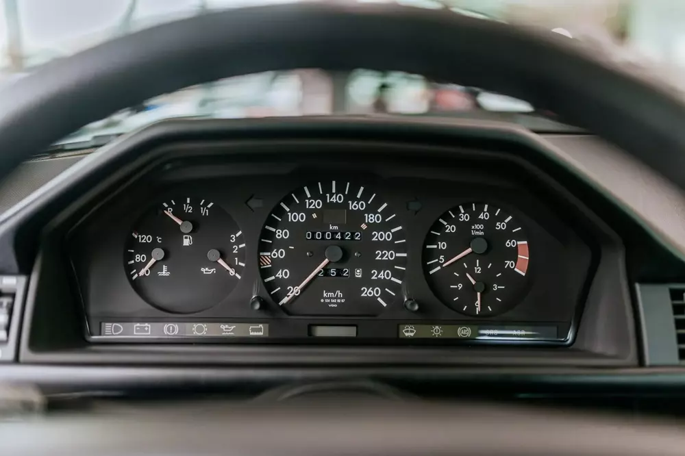 Chiếc Mercedes-Benz W124 E 500 sở hữu số ODO chỉ 422 km Chiếc Mercedes-Benz W124 E 500 sở hữu số ODO chỉ 422 km