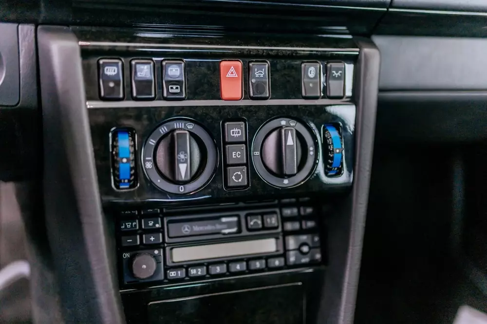 Mercedes-Benz W124 E 500 được trang bị hàng loạt nút bấm và công tắc vật lý Mercedes-Benz W124 E 500 được trang bị hàng loạt nút bấm và công tắc vật lý