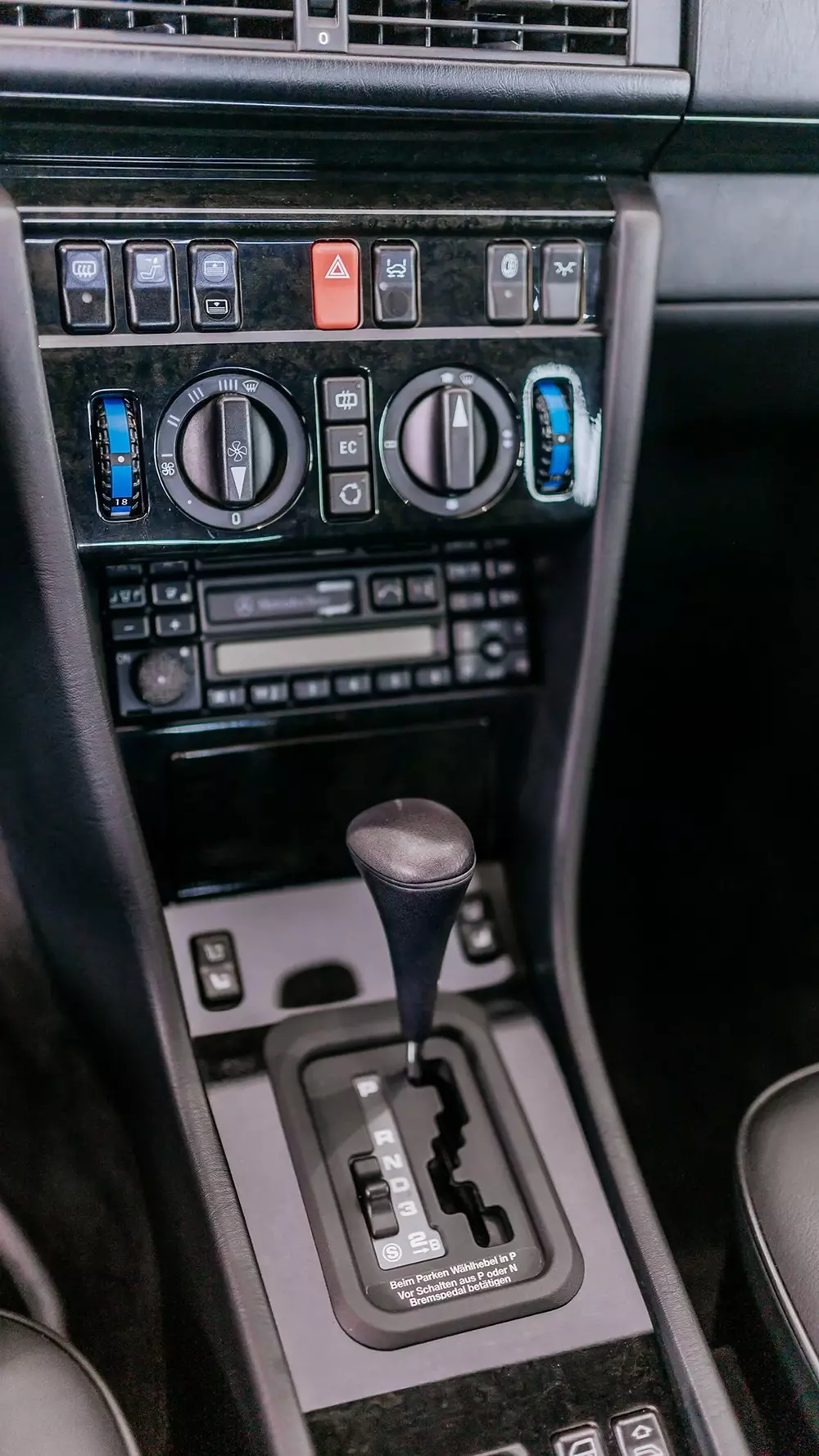 Mercedes-Benz W124 E 500 dùng cần số tự động 4 cấp Mercedes-Benz W124 E 500 dùng cần số tự động 4 cấp