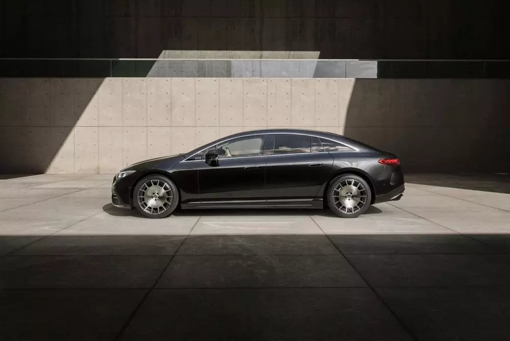 Mercedes-Benz EQS 2026 dùng pin mới sạc nhanh hơn