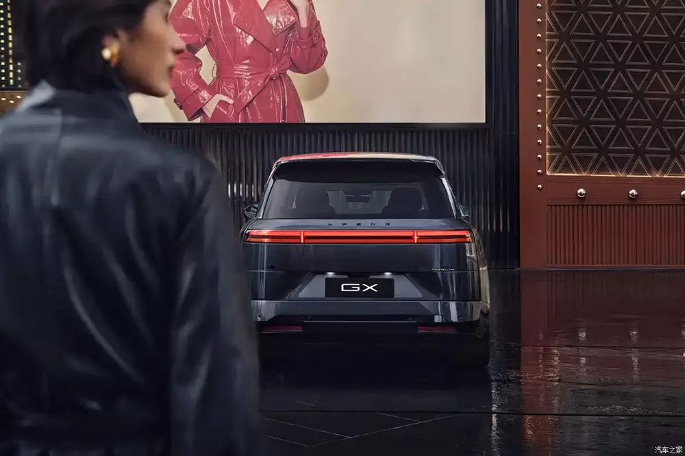 Xpeng GX nhìn từ phía sau