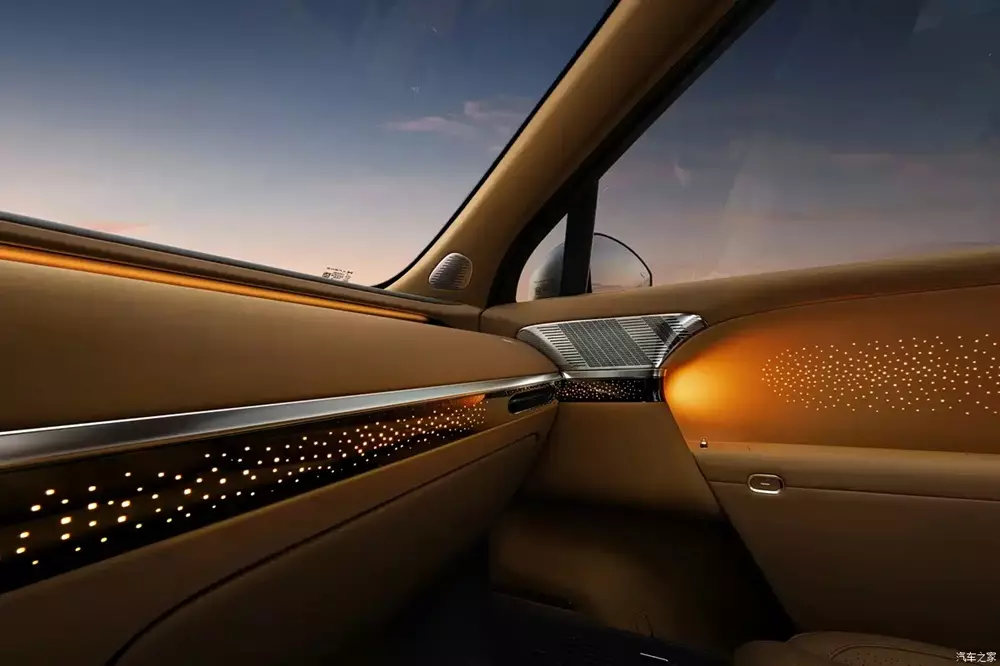 Đèn viền nội thất của Xpeng GX có thiết kế dải sao 
