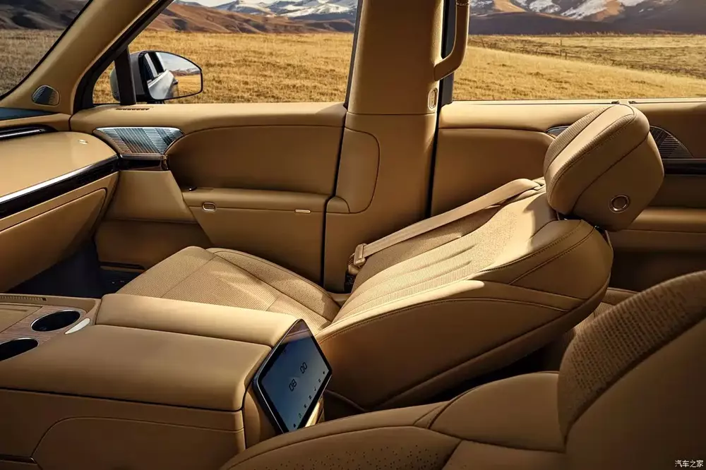 Ghế phụ lái của Xpeng GX là dạng không trọng lực