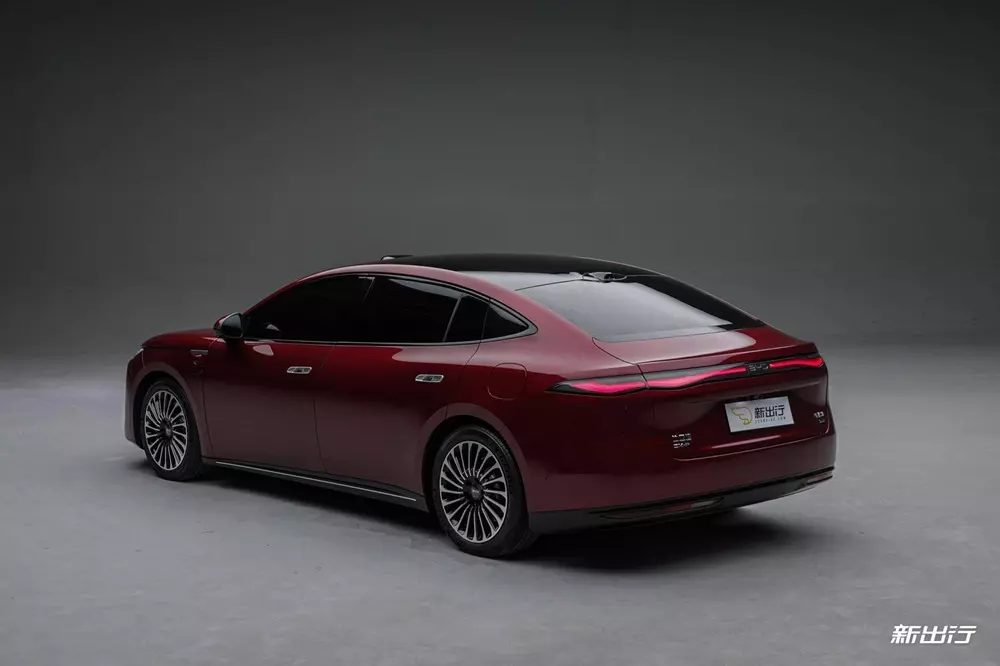 BYD Seal 08 nhìn từ phía sau BYD Seal 08 nhìn từ phía sau