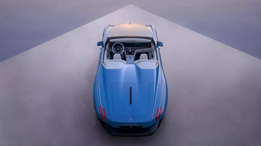 Rolls-Royce Nightingale sơn màu xanh Cote d’Azur pha ánh đỏ nhẹ 