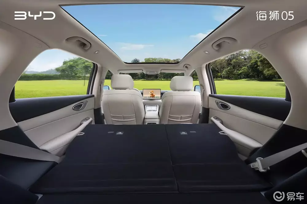 Ghế sau của BYD Sealion 05 2026 có thể gập phẳng xuống, tạo thành chiếc giường cho hành khách nghỉ ngơi