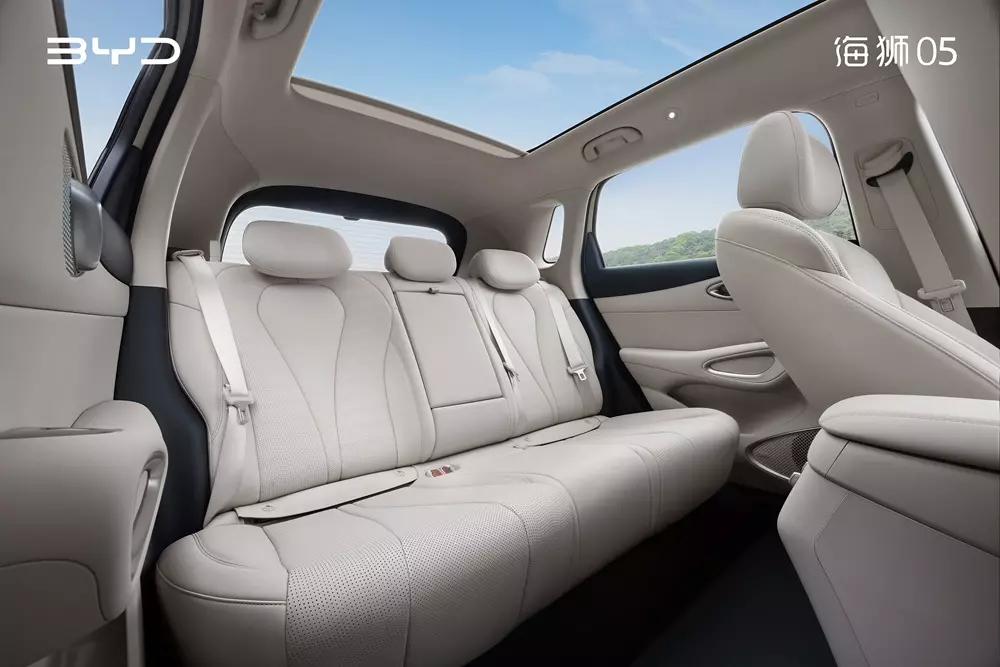 Hàng ghế sau rộng rãi của BYD Sealion 05 2026 nhờ chiều dài cơ sở tăng mạnh