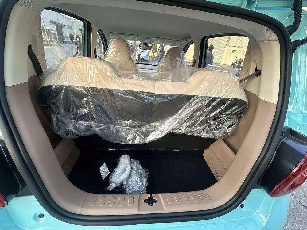 Khoang hành lý phía sau của Wuling Macaron khá nhỏ