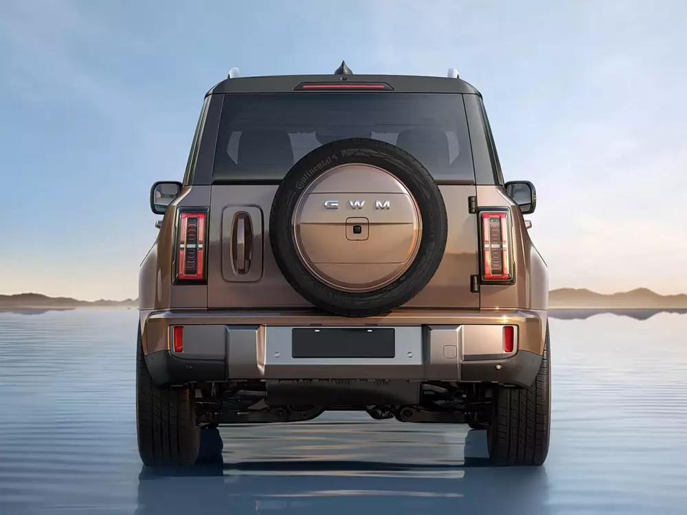 Great Wall H10 có lốp dự phòng nằm trên cửa cốp sau theo phong cách xe off-road