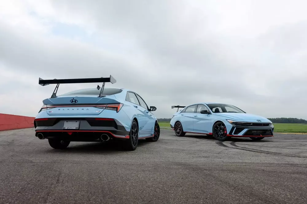 Vén màn Hyundai Elantra N TCR với cánh gió cỡ lớn, rẻ hơn Honda Civic Type R