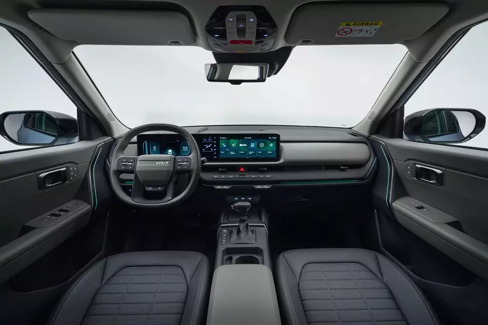 Khoang lái của Kia Seltos 2026 với cụm 3 màn hình nối liền trên mặt táp-lô