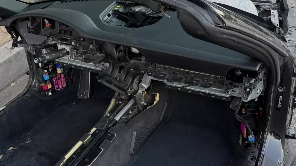 Nội thất của chiếc Porsche 911 Carrera Cabriolet cũng bị kẻ gian dọn sạch