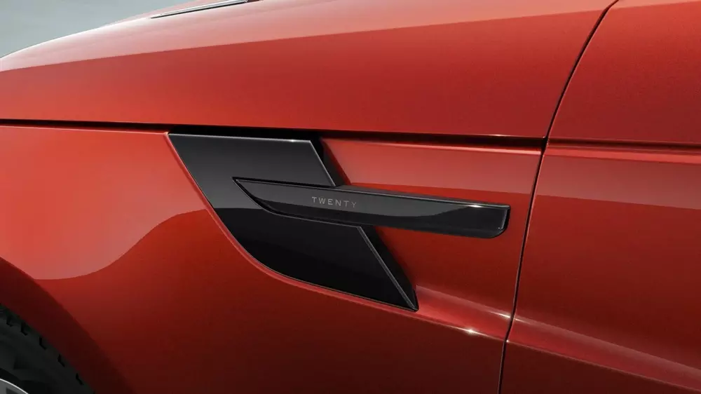 Dòng chữ Twenty trên chắn bùn trước của Range Rover Sport Twenty Edition