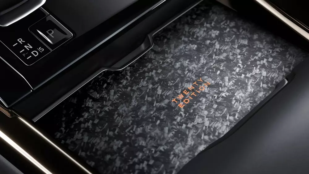 Dòng chữ Twenty trên cụm điều khiển trung tâm của Range Rover Sport bản đặc biệt