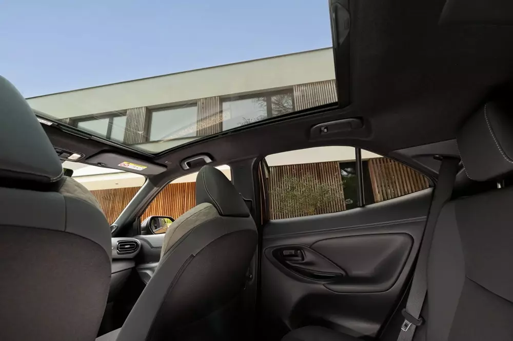 Toyota Yaris Cross 2026 được trang bị cửa sổ trời toàn cảnh