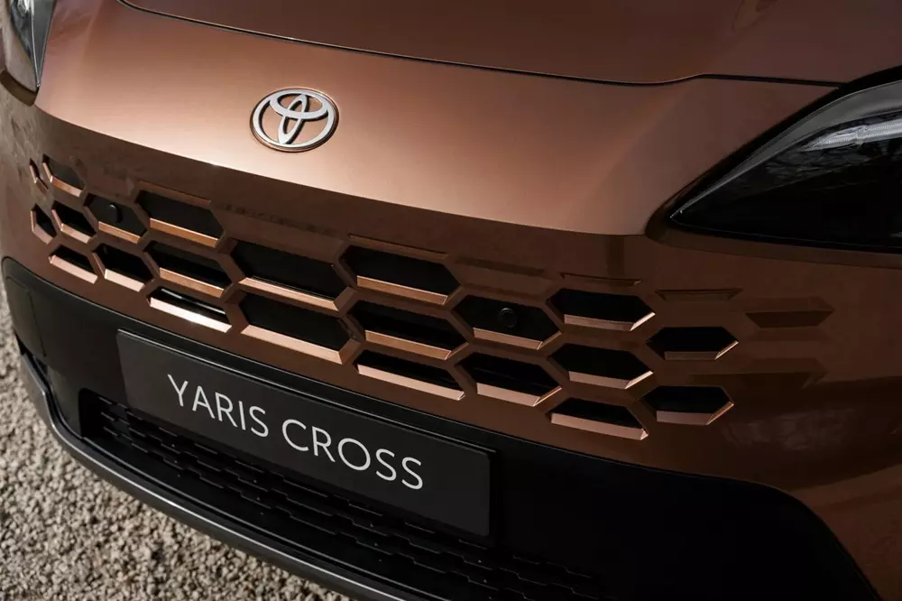 Toyota Yaris Cross 2026 sở hữu lưới tản nhiệt như Lexus RX.