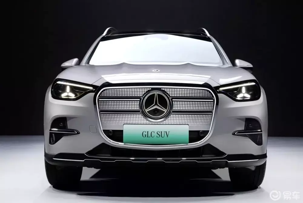 Mercedes-Benz GLC EQ L khi nhìn trực diện
