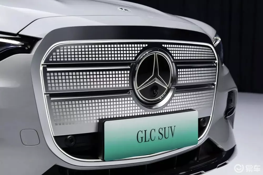 Cận cảnh lưới tản nhiệt của Mercedes-Benz GLC EQ L