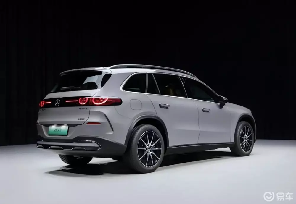 Mercedes-Benz GLC EQ L nhìn từ phía sau