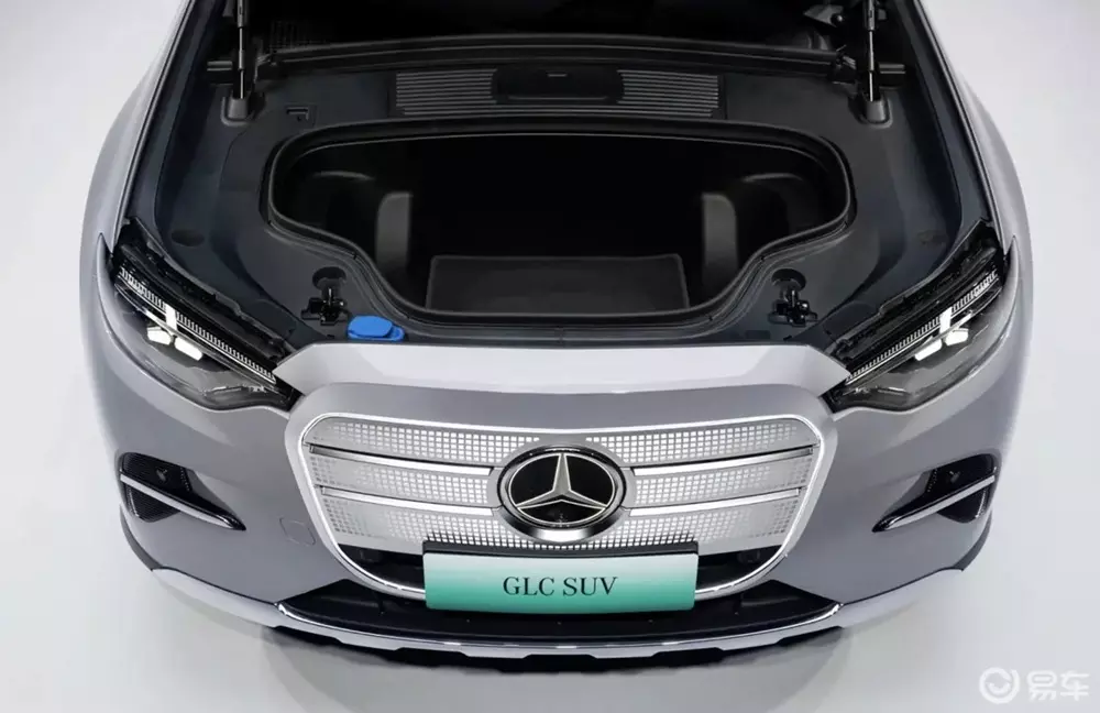 Cốp chứa đồ nhỏ bên dưới nắp ca-pô của Mercedes-Benz GLC EQ L