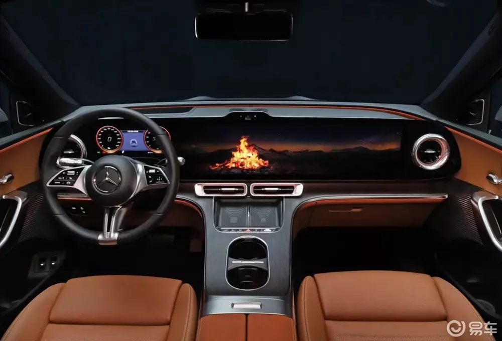 Khoang lái với màn hình kéo dài hết mặt táp-lô của Mercedes-Benz GLC EQ L