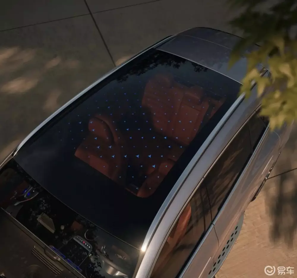 Mercedes-Benz GLC EQ L được trang bị trần kính toàn cảnh với họa tiết ngôi sao