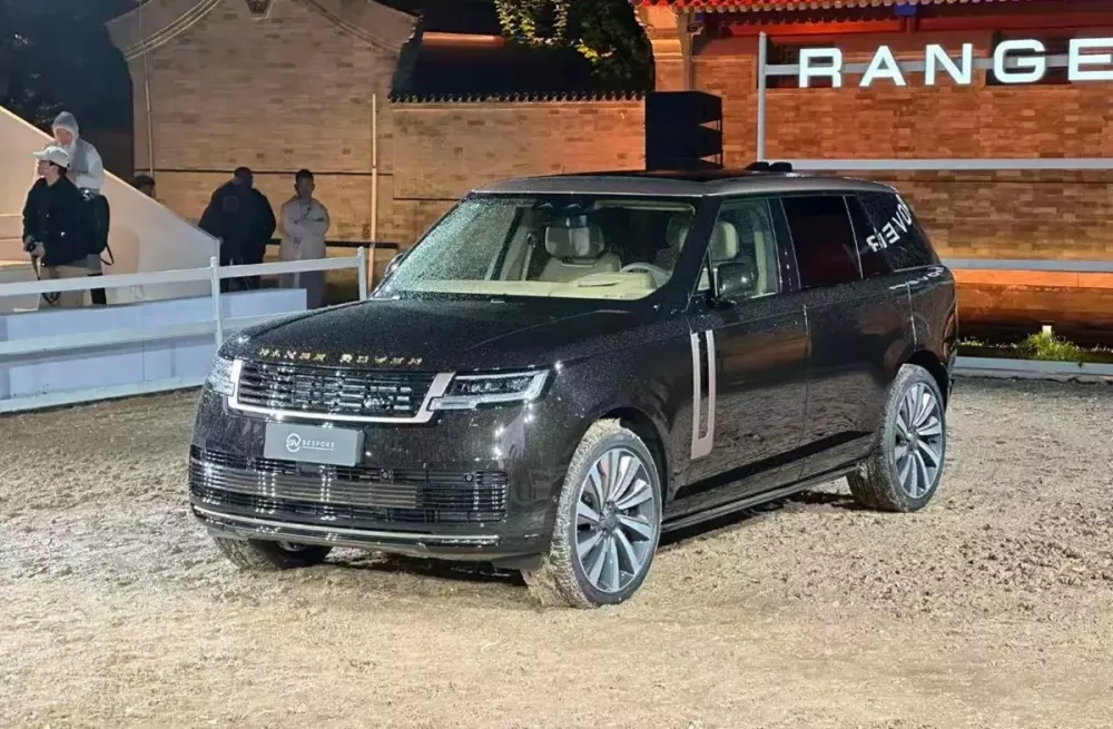 Range Rover SV Bính Ngọ được sơn màu đen với nhiều chi tiết màu đồng cổ Collins