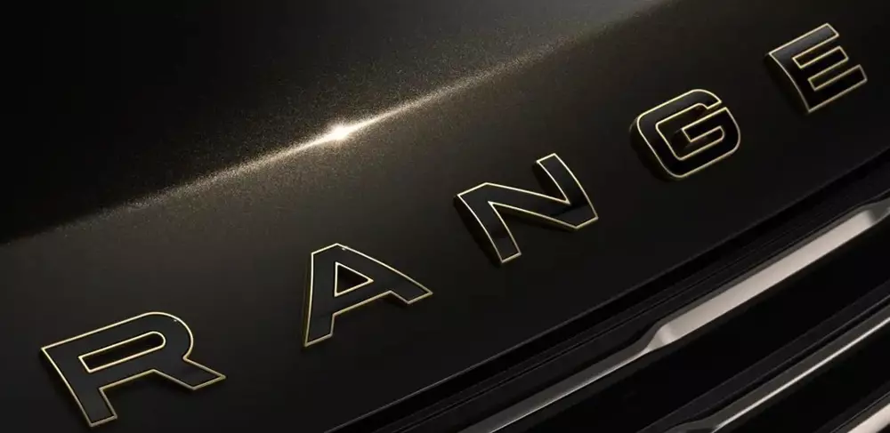 Dòng chữ Range Rover bằng vàng lá 24K trên nắp ca-pô của Range Rover SV Bính Ngọ 