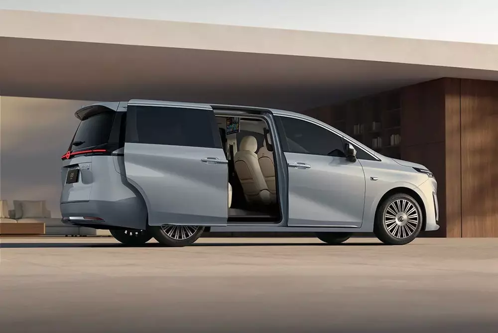 GAC E8 2026 được trang bị cửa lùa chỉnh điện bên sườn