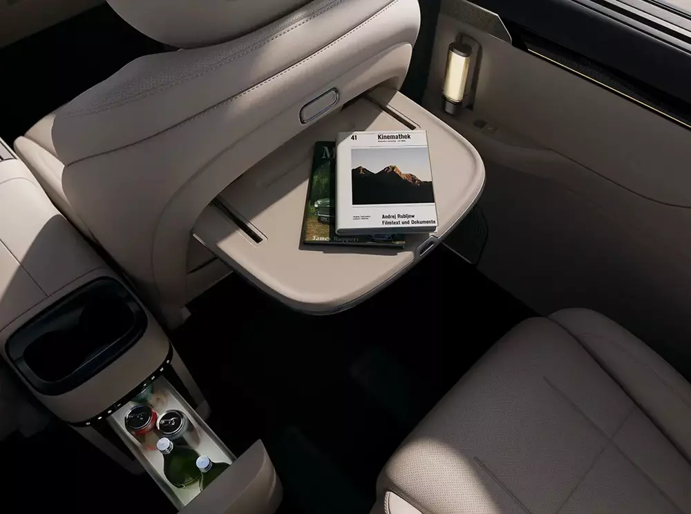 GAC E8 2026 có những trang bị tùy chọn như bàn gấp, tủ lạnh mini