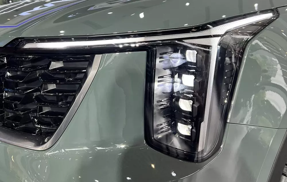 Cận cảnh cụm đèn pha nằm dọc của Kia Sorento Hybrid 2026 