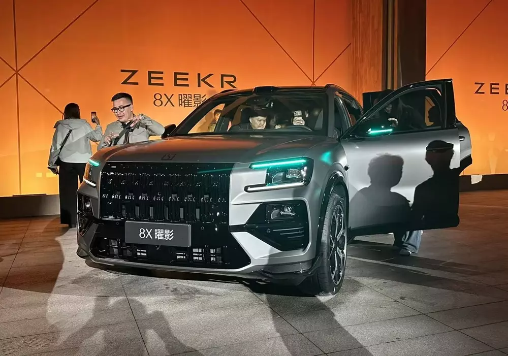 Lưới tản nhiệt của Zeekr 8X có thể mạ crôm hoặc sơn đen