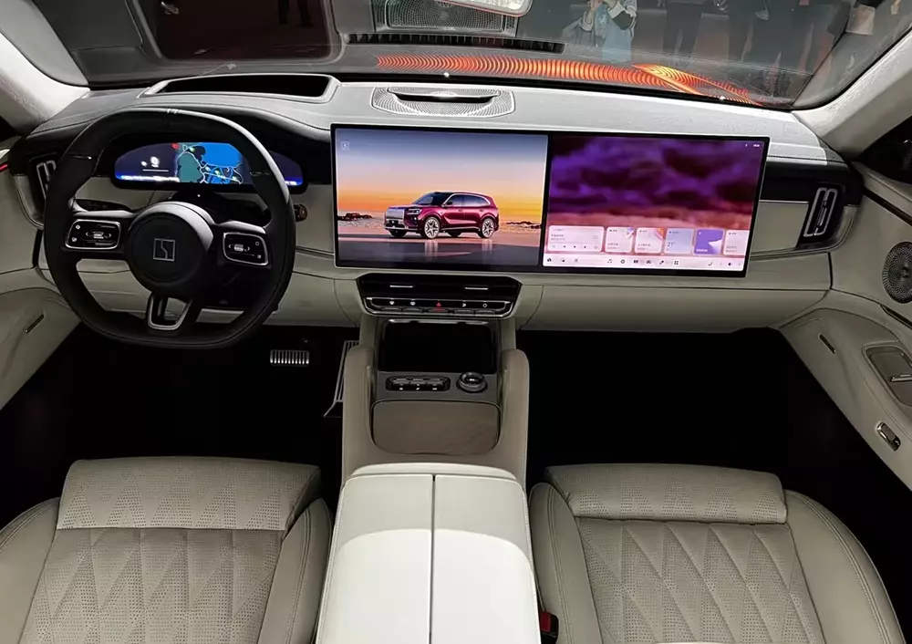 Khoang lái với 3 màn hình của Zeekr 8X