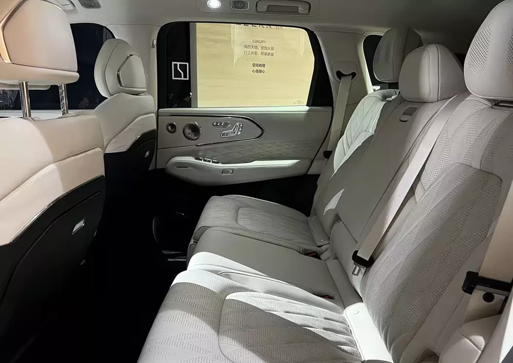Hàng ghế sau rộng rãi của Zeekr 8X