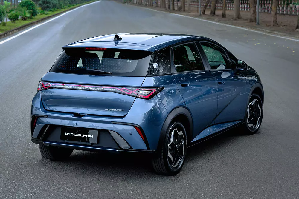 BYD Dolphin 2026 có 4 lựa chọn màu sắc, gồm trắng Ski White, xám Harbour Grey, đen Cosmos Black và xám Atlantics Grey